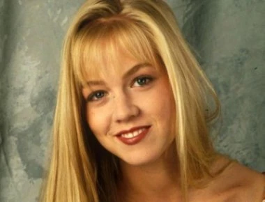 Επιστρέφει: Η Κέλλυ απ' το Μπέβερλι Χιλς είναι σήμερα 46 και πιο εντυπωσιακή από ποτέ (φώτο)